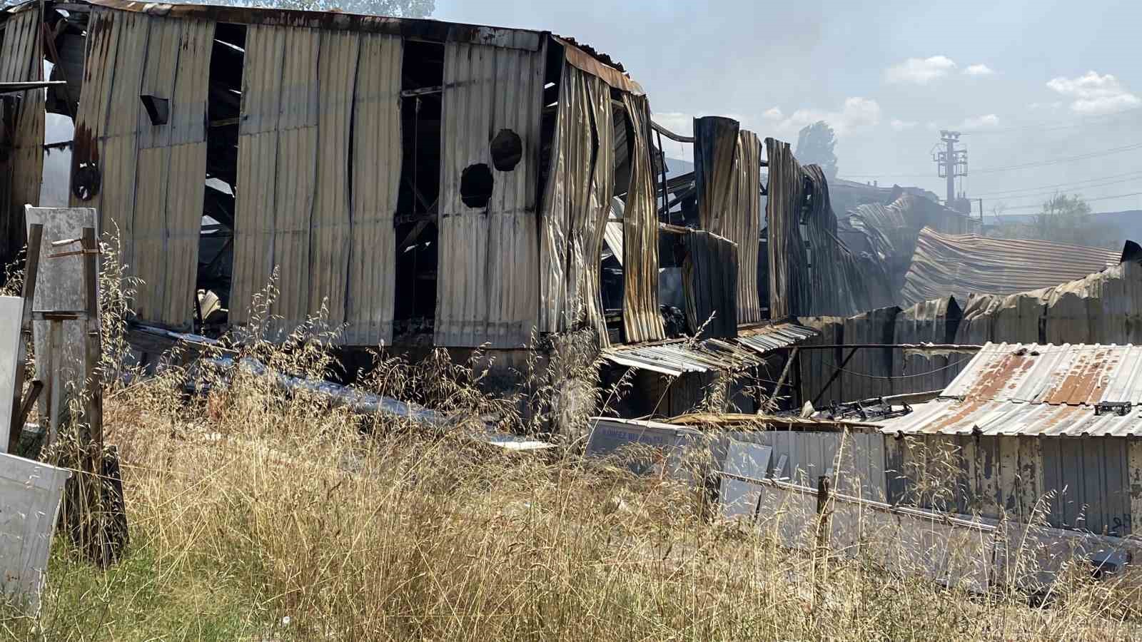 kocaelideki-boya-fabrikasi-yangininda-aci-haber-1-isci-hayatini-kaybetti