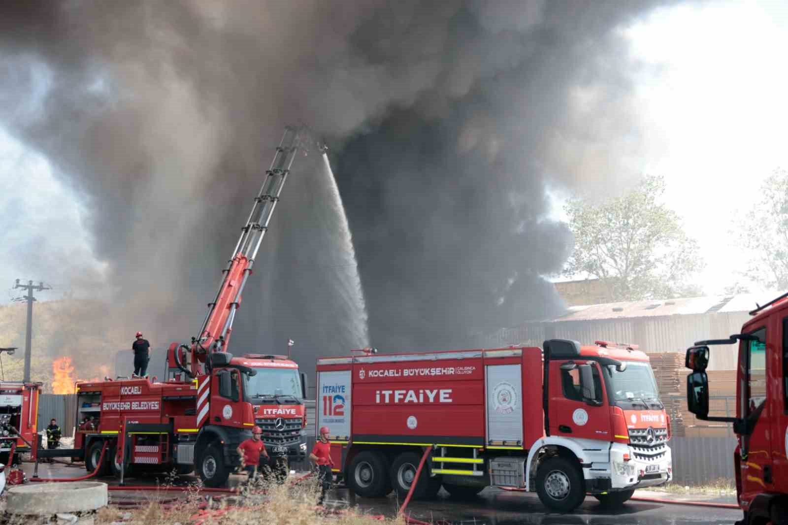 kocaelideki-boya-fabrikasi-yangininda-aci-haber-1-isci-hayatini-kaybetti