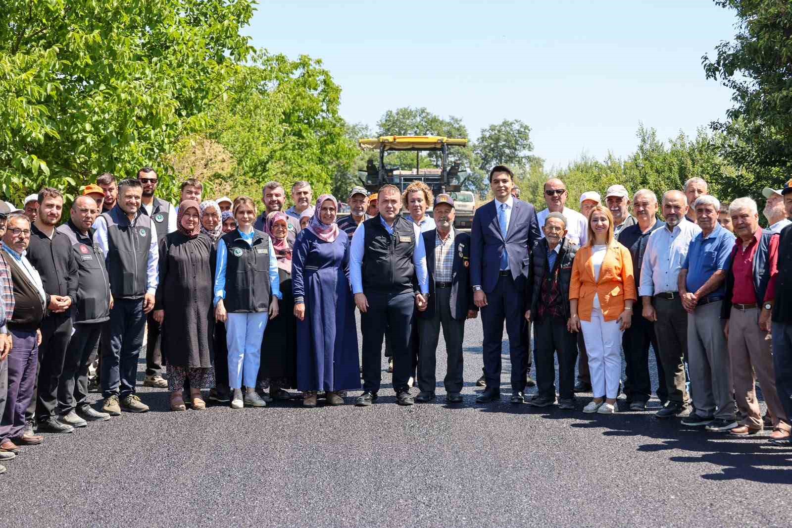 koyunun-yoluna-ilk-sicak-asfalti-90-yasindaki-ilyas-amca-doktu