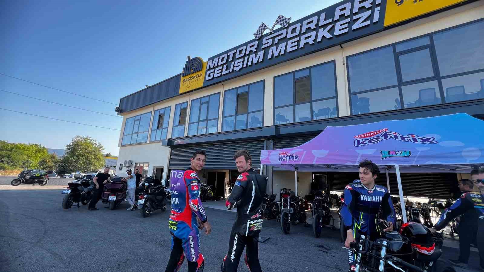 milli-motosikletciler-ve-oyuncu-kivanc-tatlitug-kocaelide-piste-cikti