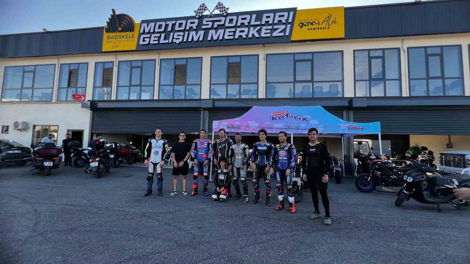 milli-motosikletciler-ve-oyuncu-kivanc-tatlitug-kocaelide-piste-cikti