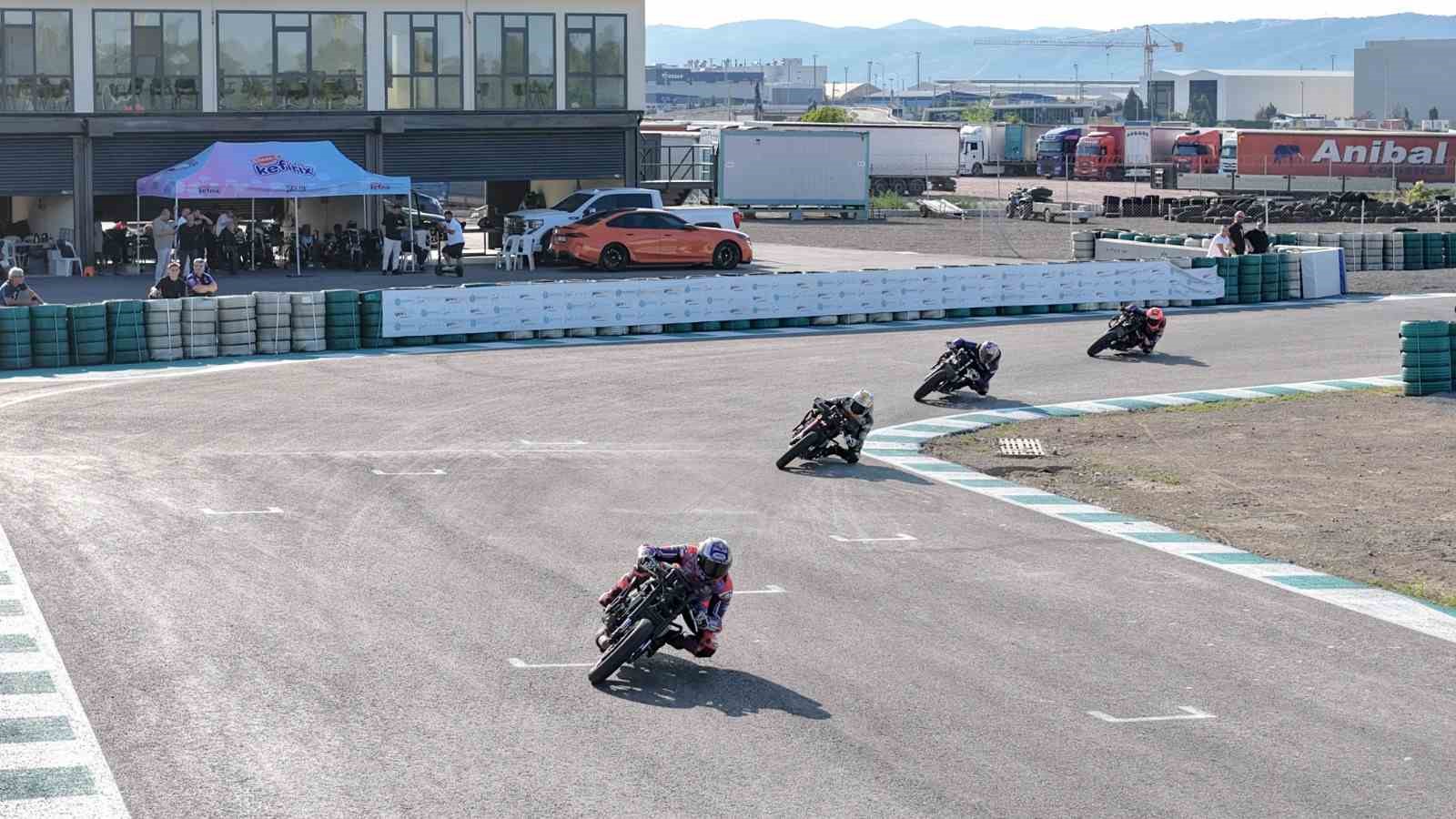 milli-motosikletciler-ve-oyuncu-kivanc-tatlitug-kocaelide-piste-cikti