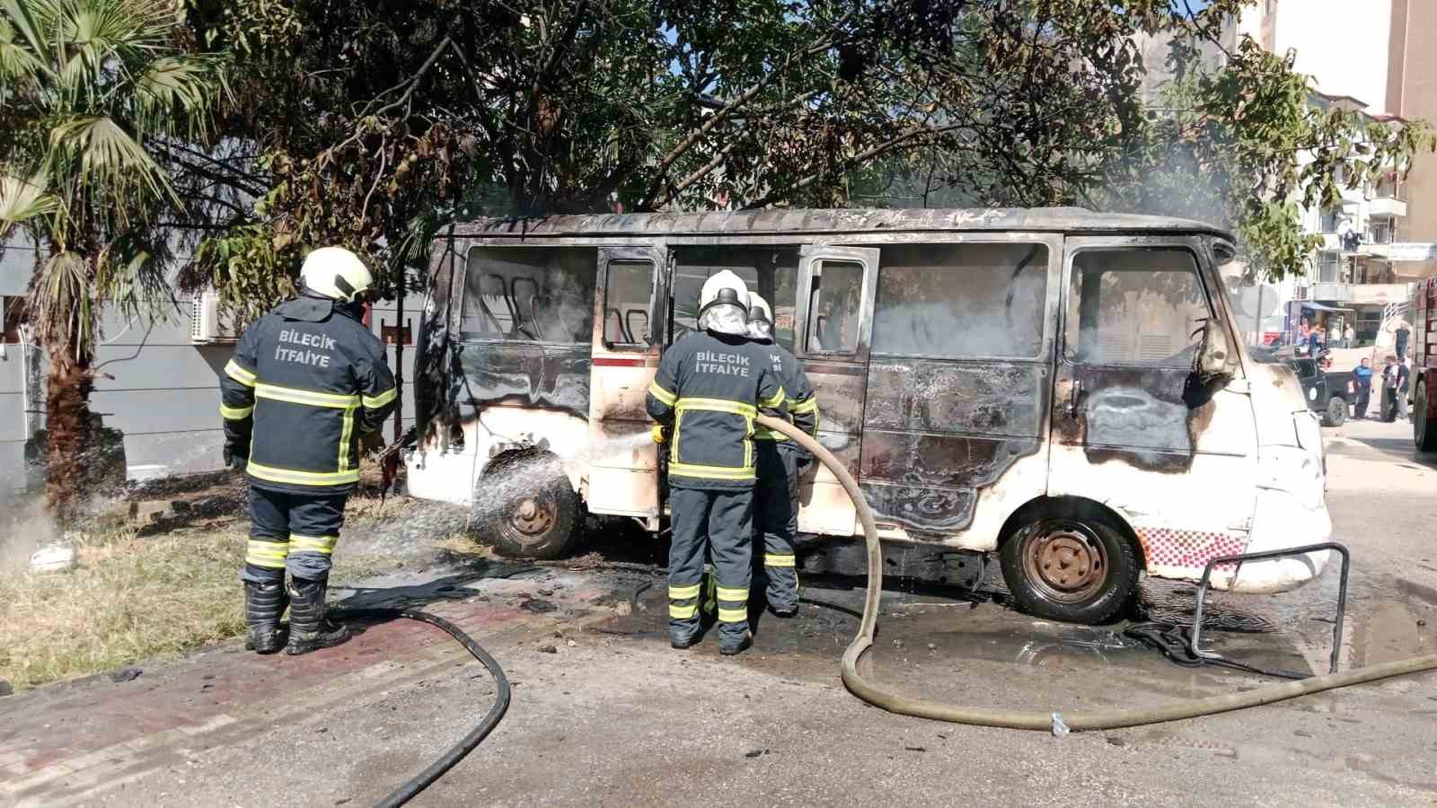 park-halindeki-minibus-alev-alev-yandi