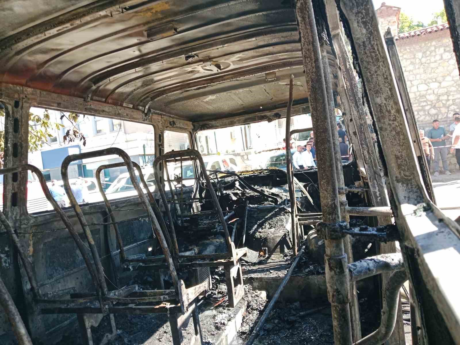 park-halindeki-minibus-alev-alev-yandi