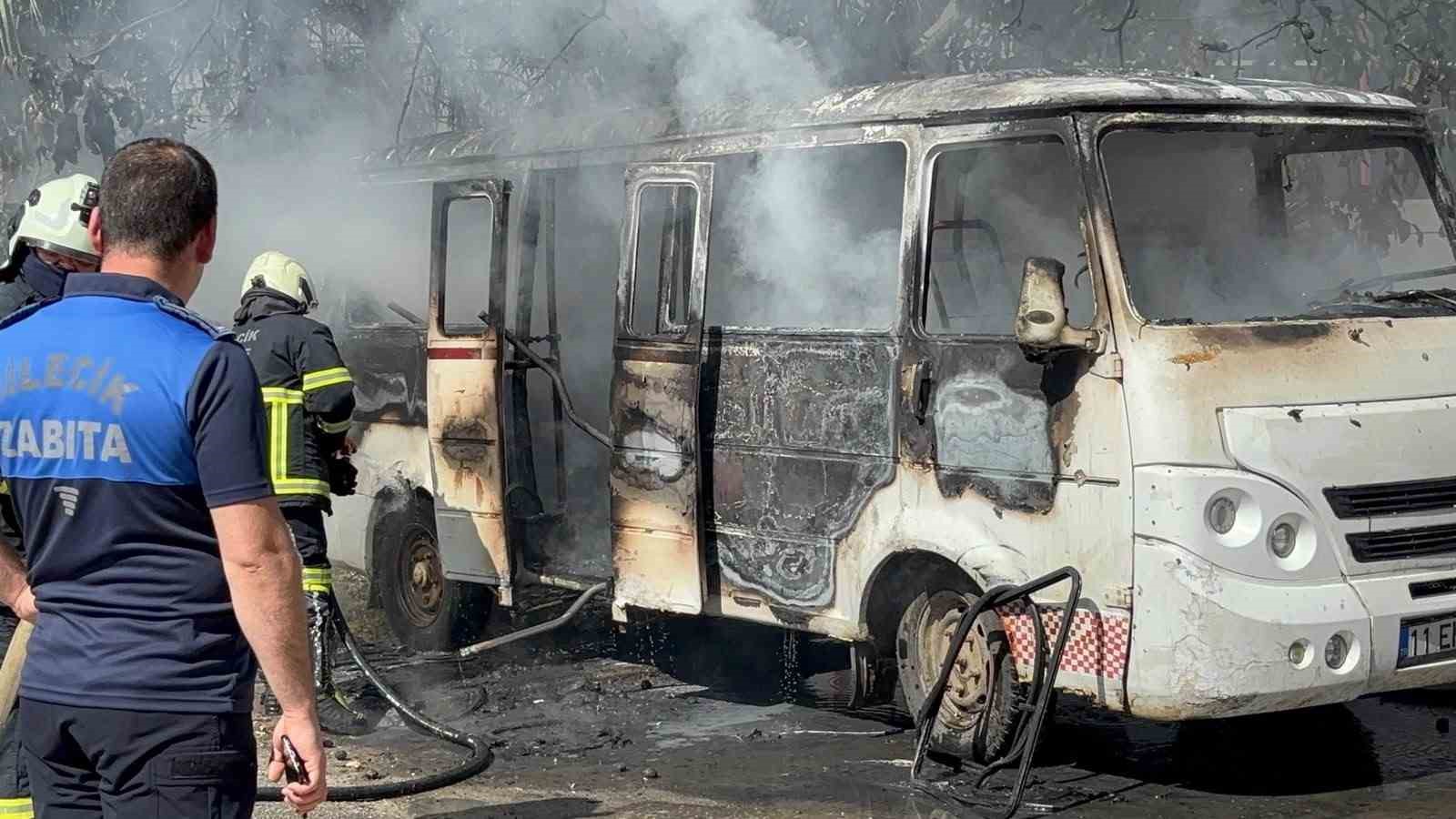 park-halindeki-minibus-alev-alev-yandi