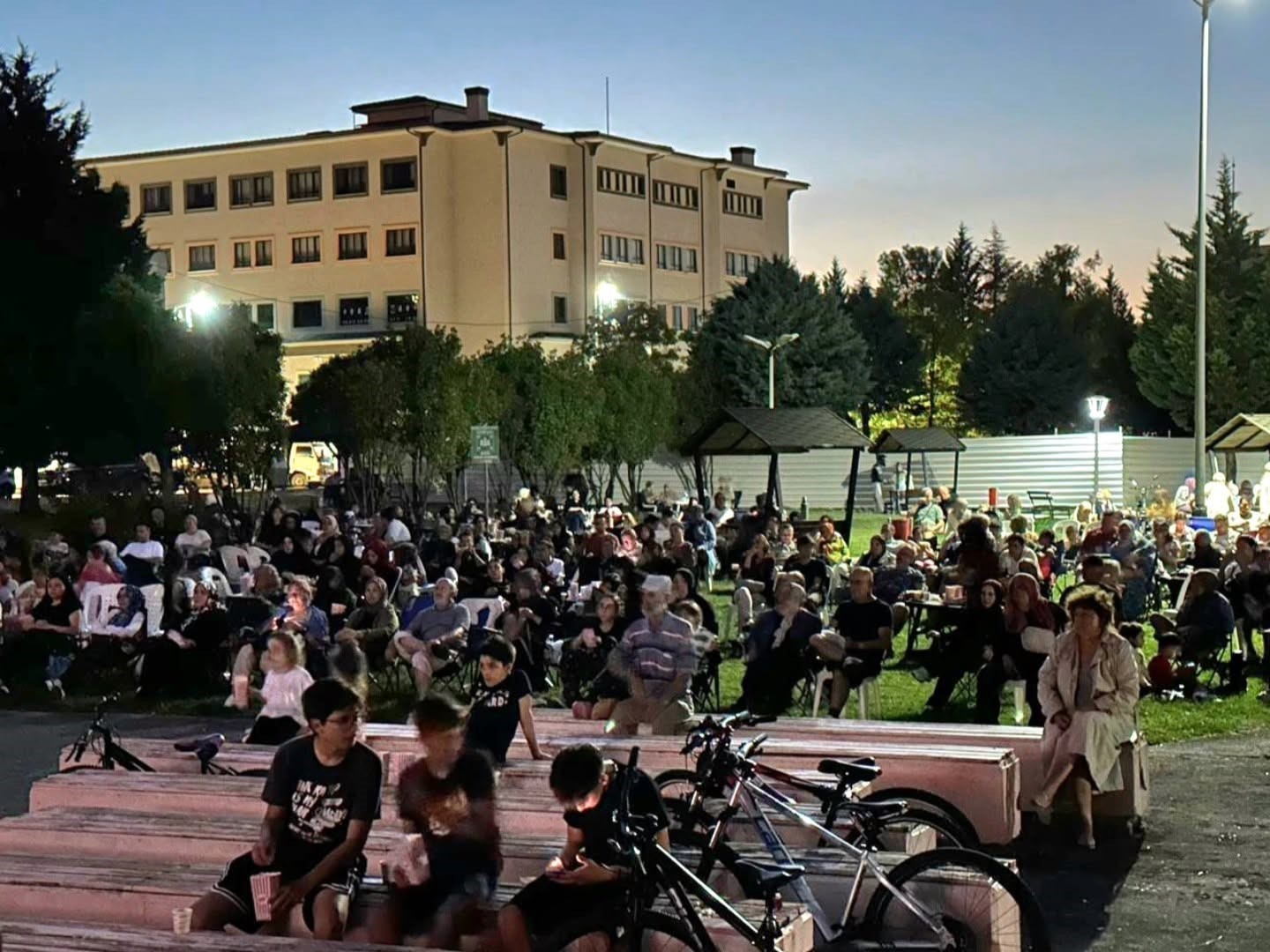 sandalyeyi-kapan-acik-hava-sinemasina-kostu