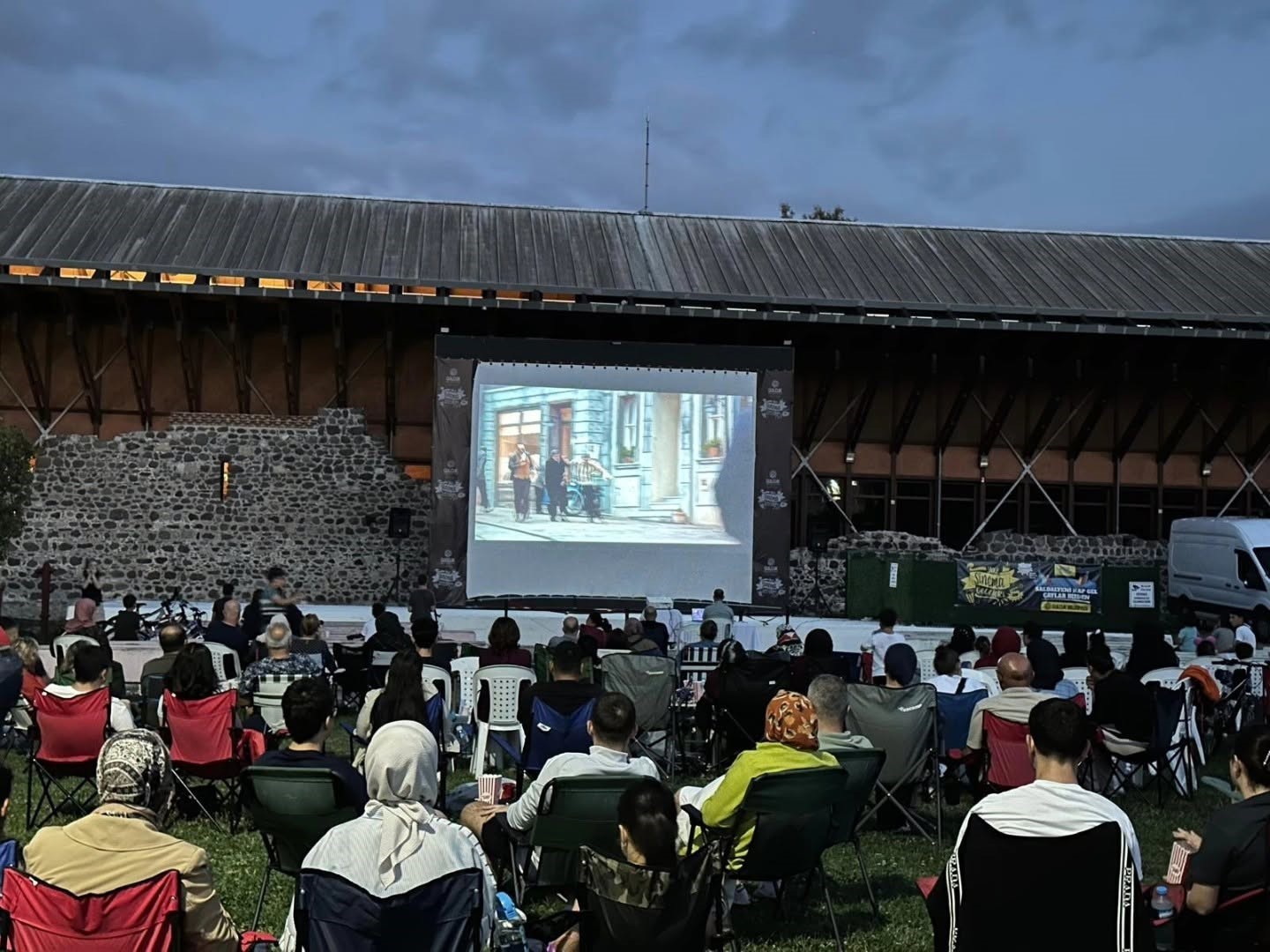 sandalyeyi-kapan-acik-hava-sinemasina-kostu