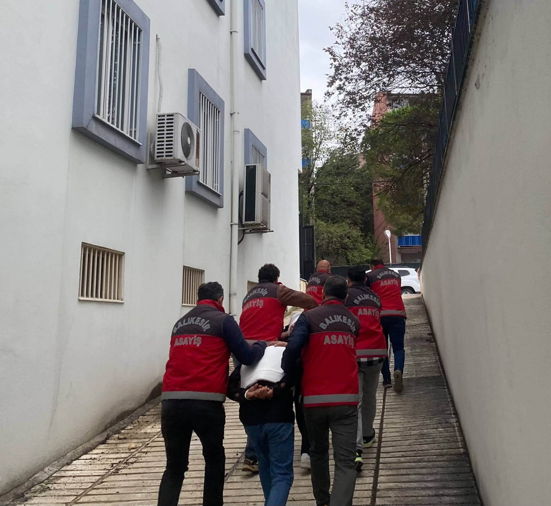 Balıkesir’de Cami Çıkışında Saldırı ve Tutuklamalar
