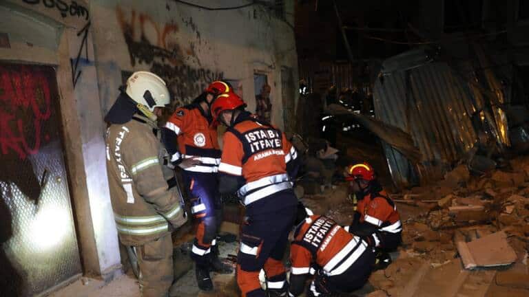 Beyoğlu’nda Bina Çökmesi Sonrası Arama Yapıldı
