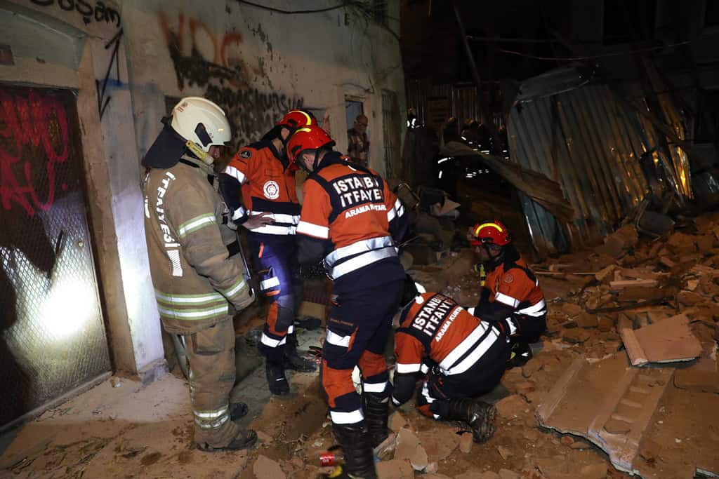 Beyoğlu’nda Bina Çökmesi Sonrası Arama Yapıldı