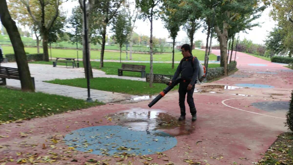 Bursa’da Park ve Bahçelere Günlük Bakım Yapılıyor