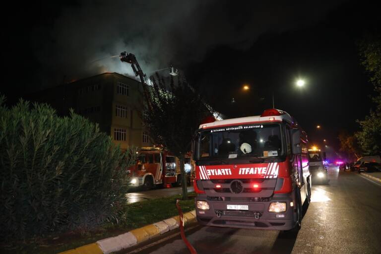 Tuzla’da İşyerinde Çatı Yangını Kontrol Altında
